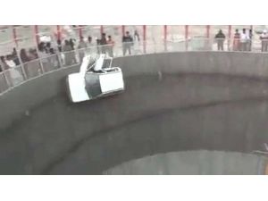 Hintli Gençlerden Araba Şov