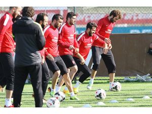 Dış Dünyaya Kapılarını Kapattı