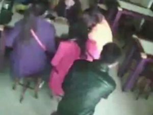 Yemek Yiyen Kızları Böyle Soydu