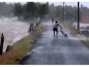 Yüz Binler Tayfundan Kaçıyor