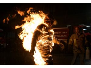 Alevlere Altı Dakika Dayandı Dünya Rekoru Kırdı