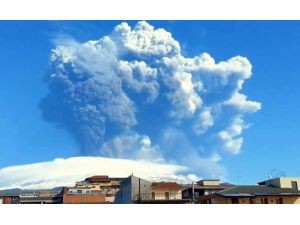 Etna Yanardağı Faaliyete Geçti, Etrafına Taş Ve Kül Yağdı