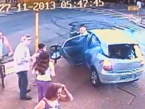 Önce Araca Sonra Yayaya Çarptı