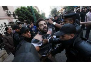 Göstericilere Polisten Sert Müdahale