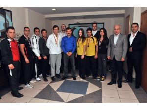 Buca’nın Kick Boksçularından 10 Madalya
