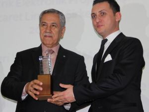 Bülent Arınç: “Türkiyede Artık Herkes Önünü Görebiliyor”