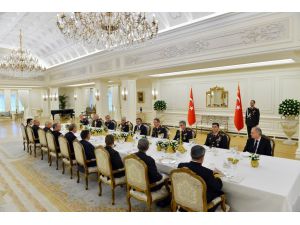 Cumhurbaşkanı Gül, Yaş Üyelerine Öğle Yemeği Verdi