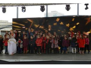 Kosova’da ‘Bayrak Günü’ Kutlamaları