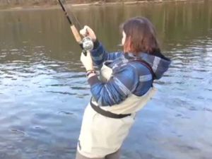 Genç Kadın Tuttuğu Balıktan Korkarsa...