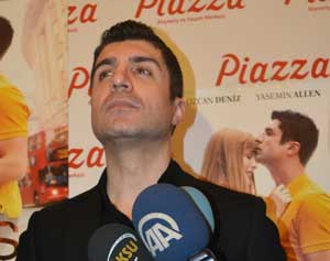 Sanatçı Özcan Deniz Piazza AVM’de Hayranlarıyla Buluştu