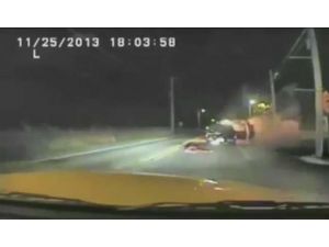 Yanan Araçtaki Sürücüyü Böyle Çıkardı