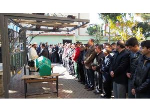 Cenazesi Sırasının Üzerine Konuldu