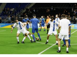 Ünlü Futbolcular, Gözleri Kapalı Maç Yaptı