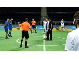 Ünlüler Gözleri Bağlı Futbol Oynadı