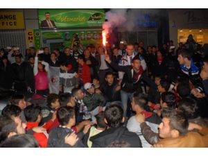Fethiye Sokakları Lacivert-beyaza Büründü