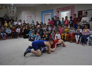 Efsane Şampiyondan Anaokulunda Güreş Dersi