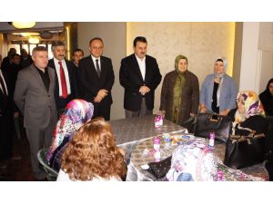 Tahsin Babaş, Kadın Partililere Karanfil Dağıttı