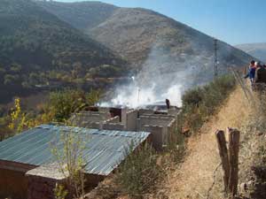 Yangından Eşyalarını Kurtarmak İsterken Hastanelik Oldu
