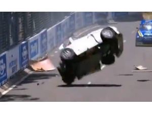 Kaza Yapan Araç Kağıt Gibi Dağıldı