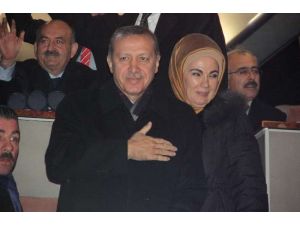 Başbakan’ın Kaldığı Otelin Önünde İzdiham