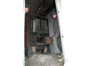 (Özel Haber) Dev Tavuk Kümesleri Soğukta Kömürlü Soba İle Isıtılıyor