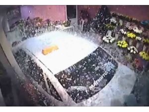 Otomobil Çiçekçi Dükkanına Böyle Daldı