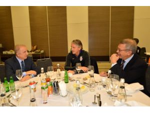 Ünal Aysal’dan Takıma Moral Ziyareti