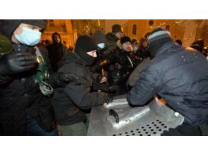 Göstericilere Sabah Baskını