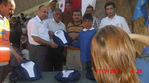 Çocuklara okul çantaları dağıttılar