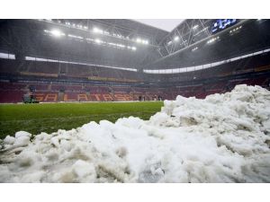 Tt Arenada Kar Temizleme Çalışmaları Sürüyor