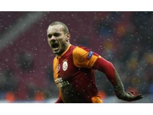 Sneijder Attı Arap Spiker Çıldırdı