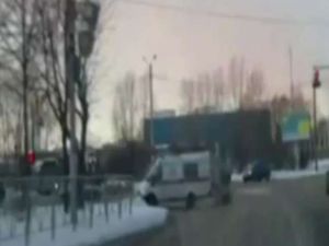 Kaza Yapan Ambulanstan Yola Fırladı