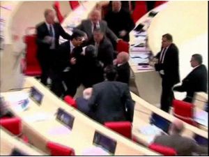 Gürcü Vekiller Birbirine Girdi
