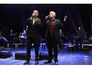 Şarkılarıyla Isıttı