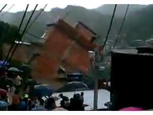 İki Katlı Ev Böyle Çöktü