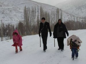 Öğrencilerini Sopalarla Koruyorlar