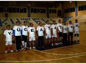 Voleybolcular Turnuvaya Yüce Atatürk Tişörtleri İle Çıktı