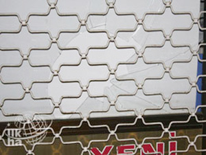 Bazı Esnafların Camlarını Kırdılar!