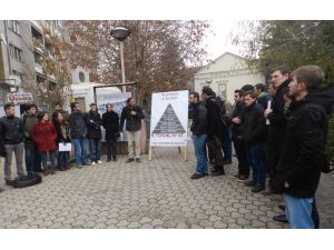 Kosova’da Öğrenciler Üniversitedeki Yolsuzluklara Karşı Eylem Yaptı