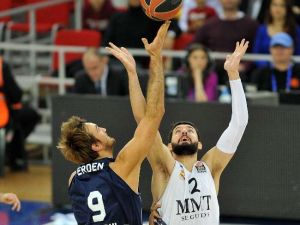 Anadolu Efes’e Madrid Darbesi: 86-61