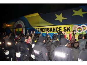 Fenerbahçe Kafilesi Çiçeklerle Karşılandı