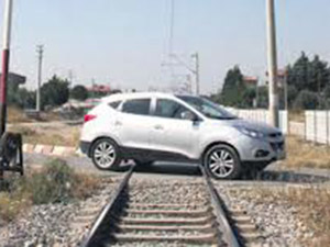 Yolcu Treni Otomobile Çarptı