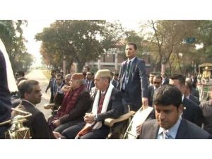 Erdoğan’a At Hediye Edildi, Yollarına Güller Döküldü