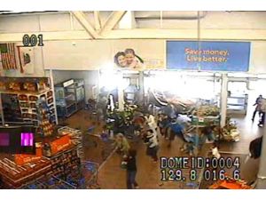 Alışveriş Merkezine Aracıyla Böyle Daldı