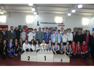Masa Tenisi Şampiyonasında Kupalar Sahiplerini Buldu