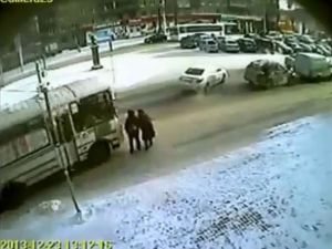 Otobüsün Altında Kaldılar