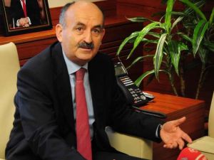 Müezzinoğlu Bayraktar’ı Topa Tuttu