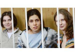 Serbest Kalır Kalmaz Putin’e Salladılar