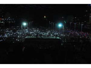 Başbakan Erdoğan, Meşale Ve Cep Telefonlarının Işıklarıyla Karşılandı