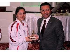 Samsun’da Başarılı Sporculara Kupa Ve Madalya